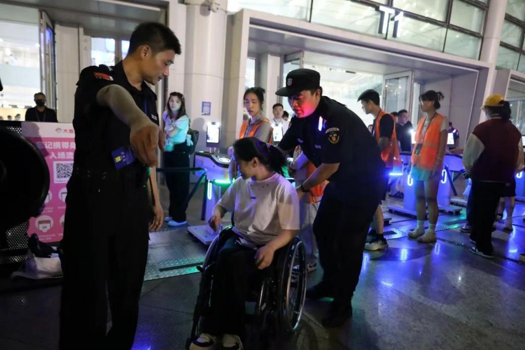 C:/Users/Administrator/Desktop/“安保鐵軍、硬核保障”2024系列報道四十二——南京市保安服務(wù)有限公司成功護航張碧晨「今兒個開心」十周年巡回演唱會南京站安保任務(wù)/5.jpg5