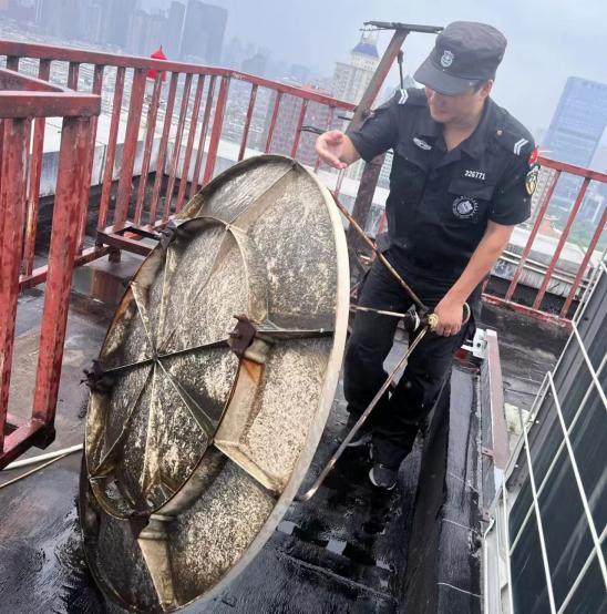 C:/Users/BA/Desktop/風(fēng)雨過后南京保安迅速行動，恢復(fù)安“寧”面貌/11.jpg11