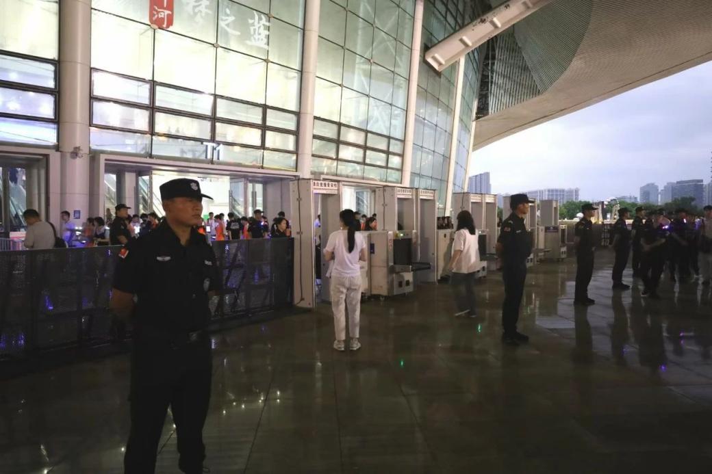 C:/Users/Administrator/Desktop/“安保鐵軍、硬核保障”2024系列報道四十二——南京市保安服務(wù)有限公司成功護航張碧晨「今兒個開心」十周年巡回演唱會南京站安保任務(wù)/3.jpg3