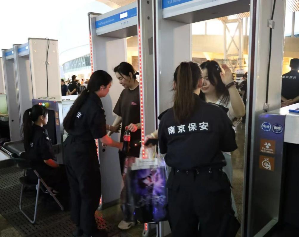 C:/Users/Administrator/Desktop/“安保鐵軍、硬核保障”2024系列報道四十二——南京市保安服務(wù)有限公司成功護航張碧晨「今兒個開心」十周年巡回演唱會南京站安保任務(wù)/2.jpg2